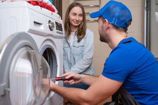 Riparazione lavatrice Lecco con cliente - Punto Riparazioni a domicilio
